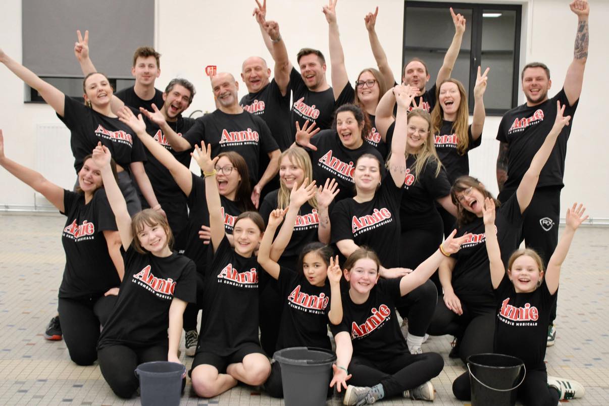 Photo de groupe des artistes d'Annie la comédie musicale